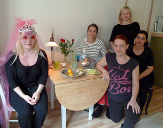 Den blivande bruden med sina vänner. Den blivande bruden med sina vänner på Trager-möhippa.
